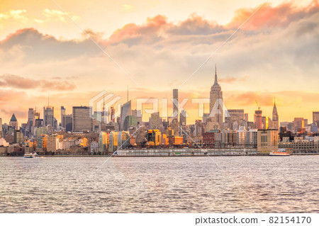 Beautiful sunset over brooklyn bridge in New York City Beautiful sunset over brooklyn bridge in New York City 82154170