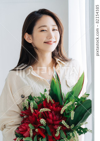 有花束的少婦 82154385