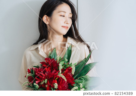 Young woman with a bouquet Young woman with a bouquet 82154389