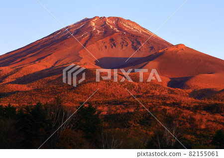 富士山:紅富士山下的雪和鮮紅色的水 富士山:紅富士山下的雪和鮮紅色的水 82155061