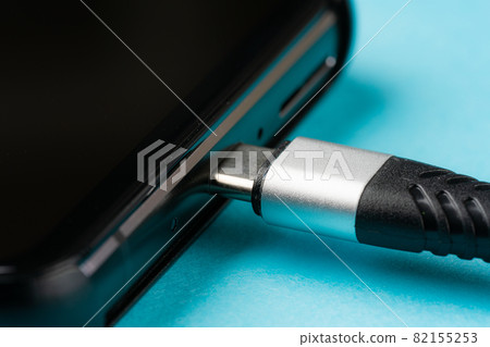 Charging a smartphone 82155253