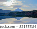富士山倒映在富士五湖的西湖中 82155584