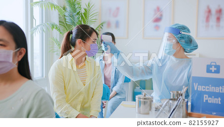 doctor measures temperature 82155927