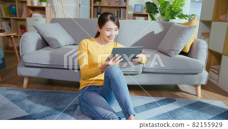woman using tablet at home 82155929