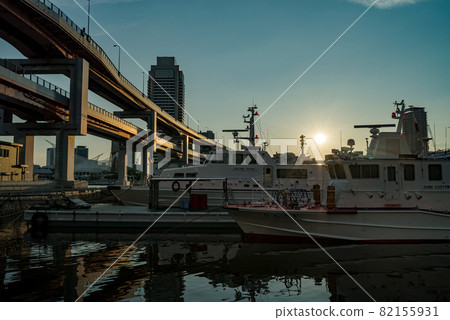 Port town Kobe / Hanshin Expressway No. 3 Kobe Line and the cityscape of Kobe at dusk with ships moored at the port Port town Kobe / Hanshin Expressway No. 3 Kobe Line and the cityscape of Kobe at dusk with ships moored at the port 82155931