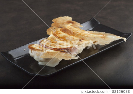 Pan-fried gyoza Pan-fried gyoza 82156088