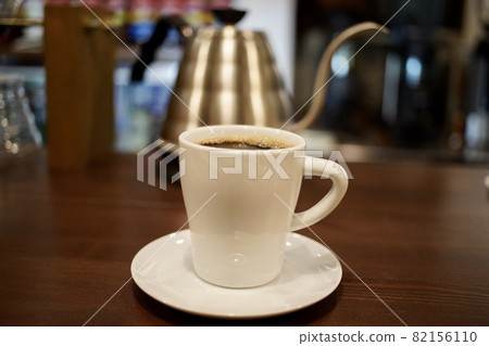 咖啡倒入咖啡杯 82156110
