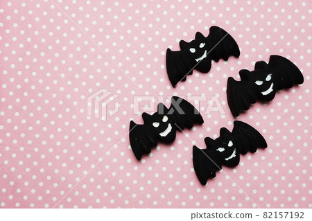 Cute Black Bat with space copy on pink polka dot Halloween background Cute Black Bat with space copy on pink polka dot Halloween background 82157192