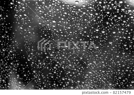 下雨天窗戶上的雨滴 82157479