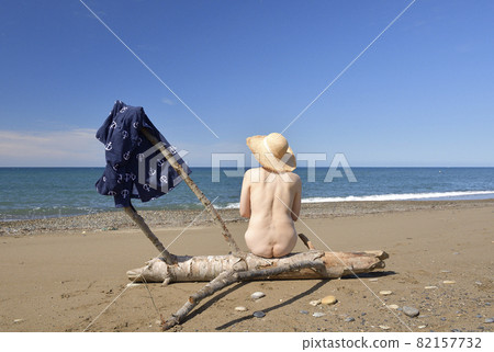 Shooting nude women in straw hats on the summer..