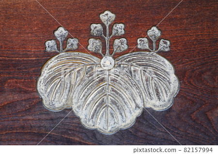 Fifty-three paulownia crests 82157994