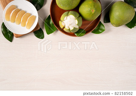 Pomelo Mid-Autumn Festival wood wooden background pomelo Mid-Autumn Festival ユズ ゆず 82158502