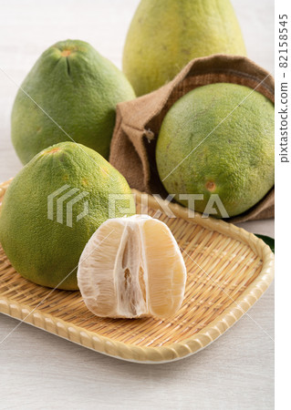 Pomelo Mid-Autumn Festival wood wooden background pomelo Mid-Autumn Festival ユズ ゆず 82158545