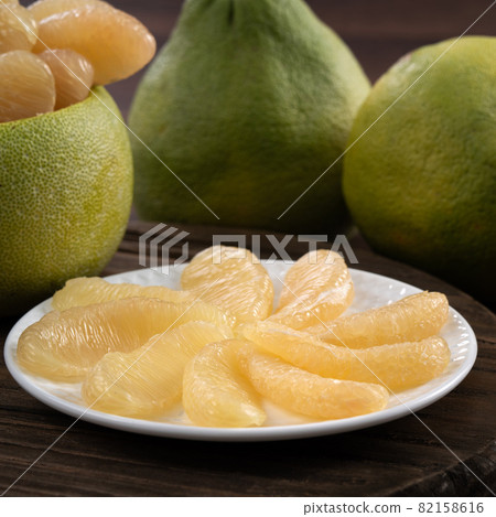 柚子 中秋節 木頭 木製 背景 pomelo Mid-Autumn Festival ユズ ゆず 柚子 中秋節 木頭 木製 背景 pomelo Mid-Autumn Festival ユズ ゆず 82158616