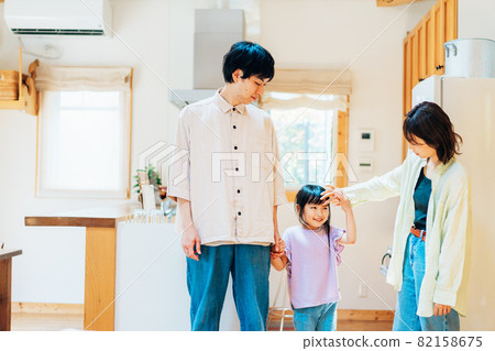 Family having fun at home 82158675