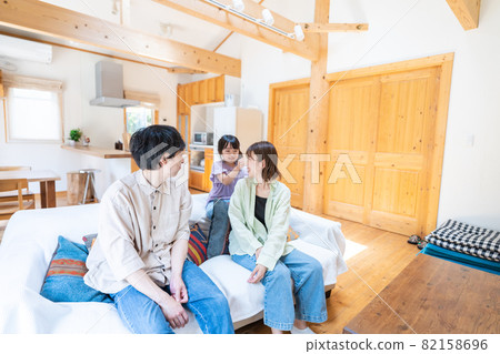 一家人在家玩得開心 82158696