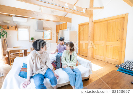 一家人在家玩得開心 82158697