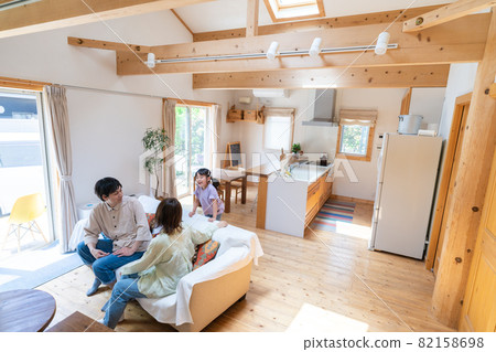 一家人在家玩得開心 一家人在家玩得開心 82158698