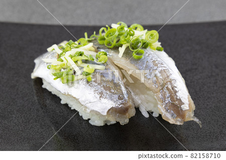 Delicious horse mackerel grip sushi 82158710