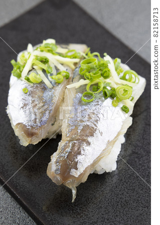 Delicious horse mackerel grip sushi 82158713