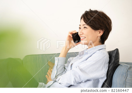 Middle female smartphone smartphone call 82160447