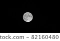 一張滿月的照片。 82160480