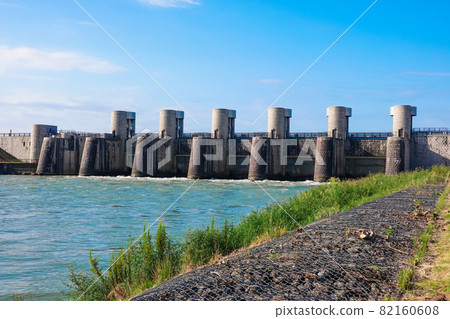 保護越後平原免受洪水災害的大河津引水堰（水閘）（新潟縣燕市大河津市） 82160608
