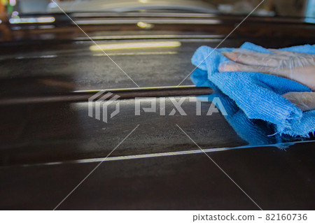 A water spot that emerges white and moist in response to a descaling agent 82160736