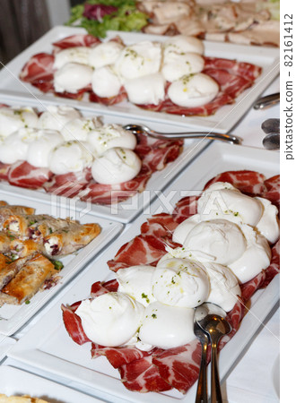 Traditional Apulean mozzarella and antipasti during Italian wedding or celebration 82161412