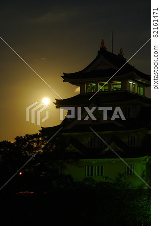 Sunomata Castle and the Moon 82161471