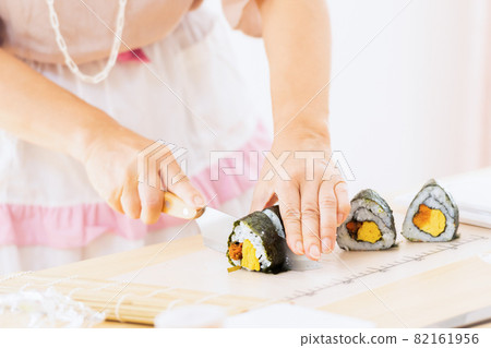 一位女士在烹飪課上製作壽司卷 一位女士在烹飪課上製作壽司卷 82161956