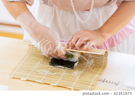 一位女士在烹飪課上製作壽司卷 一位女士在烹飪課上製作壽司卷 82161973