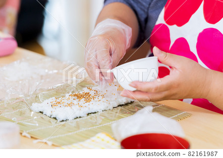 一位女士在烹飪課上製作壽司卷 一位女士在烹飪課上製作壽司卷 82161987
