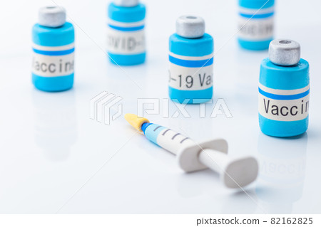 Vaccines and syringes 82162825