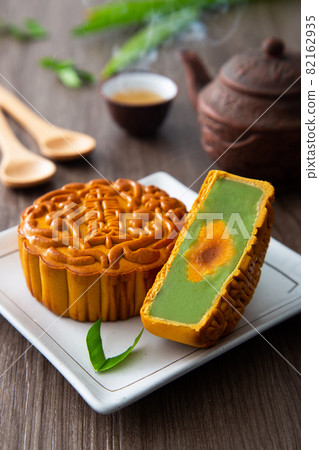 Moon cakes with Chinese tea. 82162935