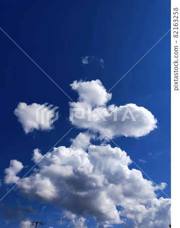 The sky where you can see the clouds of ducks 82163258