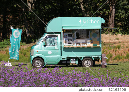 Mobile sales car to open in the flower field 82163306