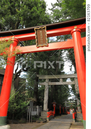 馬橋稻荷神社（炫目成神社）一之鳥和正參堂 82163709