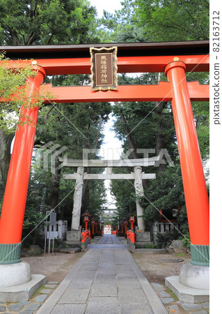 馬橋稻荷神社（炫目成神社）一之鳥和正參堂 82163712