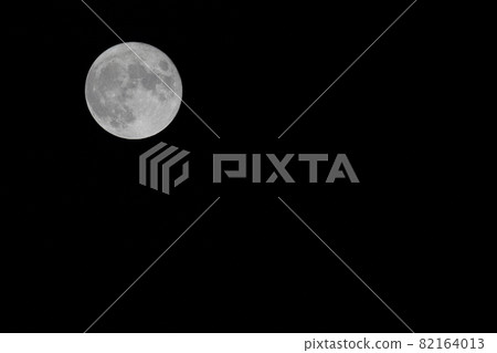 Yokohama cityscape of Japan For the first time in 8 years, the harvest moon and the full moon are on the same day = September 21, from Yokohama city 82164013