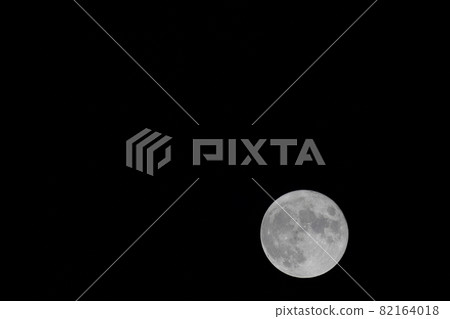 Yokohama cityscape of Japan For the first time in 8 years, the harvest moon and the full moon are on the same day = September 21, from Yokohama city Yokohama cityscape of Japan For the first time in 8 years, the harvest moon and the full moon are on the same day = September 21, from Yokohama city 82164018