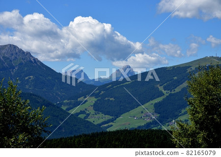 Odle and Sass de Putia as a backdrop to Kronplatz Odle and Sass de Putia as a backdrop to Kronplatz 82165079