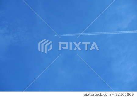 藍天和飛機雲彩 82165809