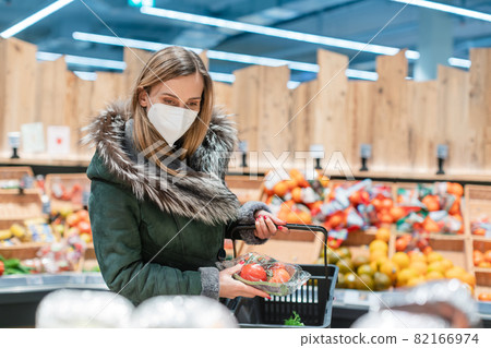 Woman wearing ffp2 face mask shopping in supermarket 82166974