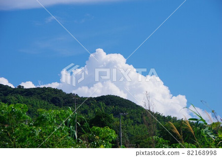從山上偷看的積雨雲 從山上偷看的積雨雲 82168998