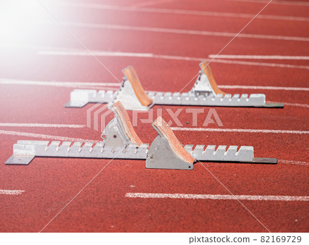 Starting blocks on red running tracks, light reflection an lens flare 82169729