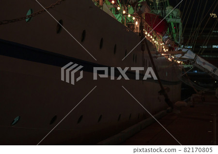 在泊位的船 在泊位的船 82170805