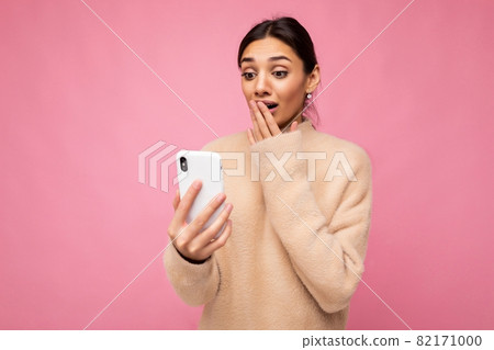Photo shot of surprised amazed shocked attractive positive good looking young woman wearing casual 82171000