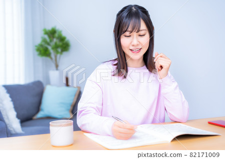 一個在客廳學習的女人 一個在客廳學習的女人 82171009