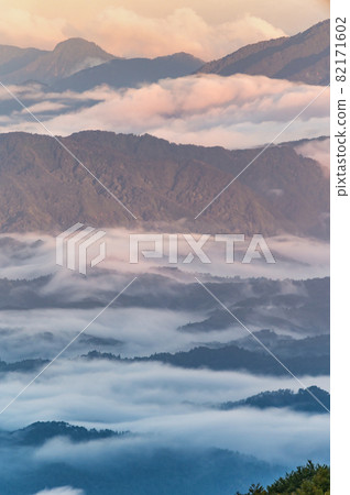 福島縣北鹽原村金澤山口的雲海 福島縣北鹽原村金澤山口的雲海 82171602